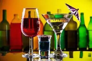 無酒精飲料市場(chǎng)動(dòng)態(tài) 喜力新廣告、怡泉推減糖版，專家警示能量飲料與酒精混合風(fēng)險(xiǎn)